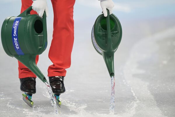 Заливка льда в перерыве соревнований по шорт-треку  - Sputnik Кыргызстан