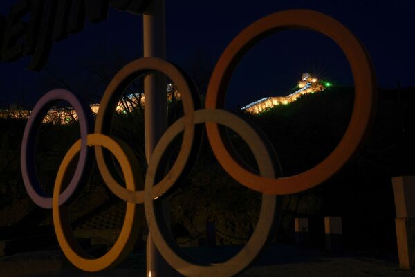 Часть Великой Китайской стены позади олимпийских колец на окраине Пекина - Sputnik Кыргызстан