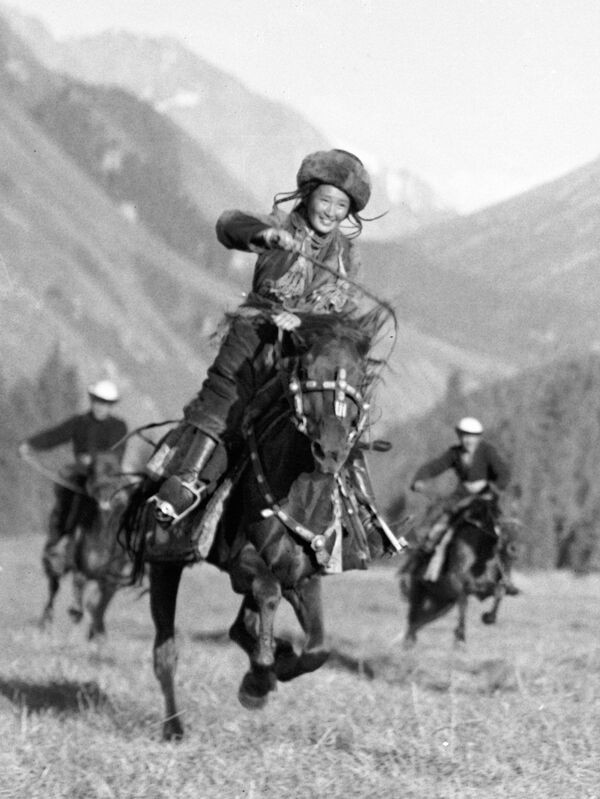 Девушка обогнала парней на скачках. Фото 1936 года. - Sputnik Кыргызстан