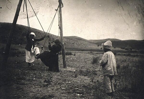 Девушки катаются на качелях (селкинчек) - Sputnik Кыргызстан