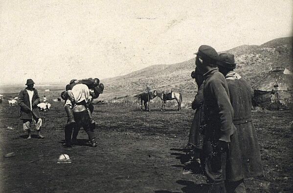 Жайлоодо жөө оодарыш ойногондор, 1928-жыл - Sputnik Кыргызстан