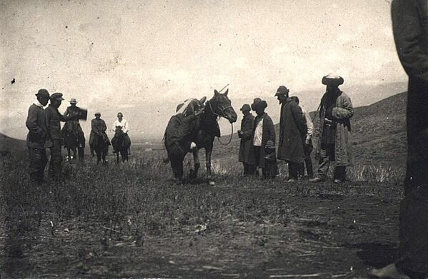 Молодежь играет в ат жалын, где всадник на ходу должен подобрать монету с земли, держась за вожжи или гриву коня  - Sputnik Кыргызстан