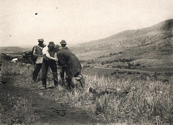Молодежь борется на лугу. Фото 1928 года. - Sputnik Кыргызстан