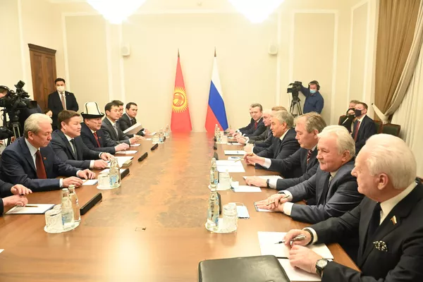 Делегация кыргызстанского парламента с официальным визитом находится в России. Отмечено, что в ходе встречи был обсужден широкий круг вопросов по ключевым направлениям сотрудничества - Sputnik Кыргызстан