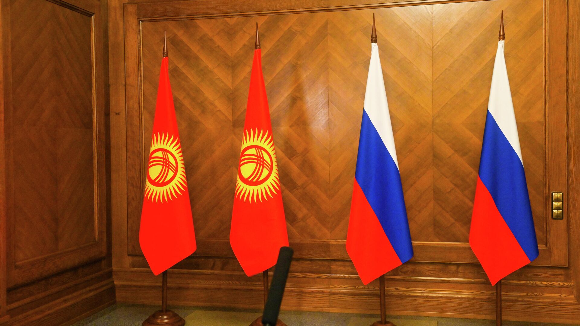 Флаги Кыргызстана и России. Архивное фото - Sputnik Кыргызстан, 1920, 08.05.2023