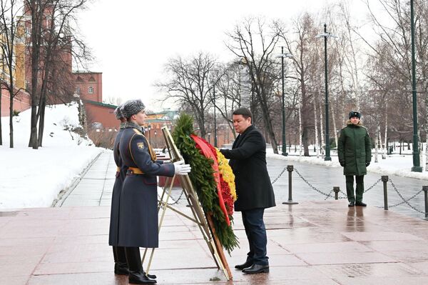 Официальный визит парламентской делегации начался с церемонии возложения венка к Могиле Неизвестного Солдата у Кремлевской стены, добавили в пресс-службе - Sputnik Кыргызстан