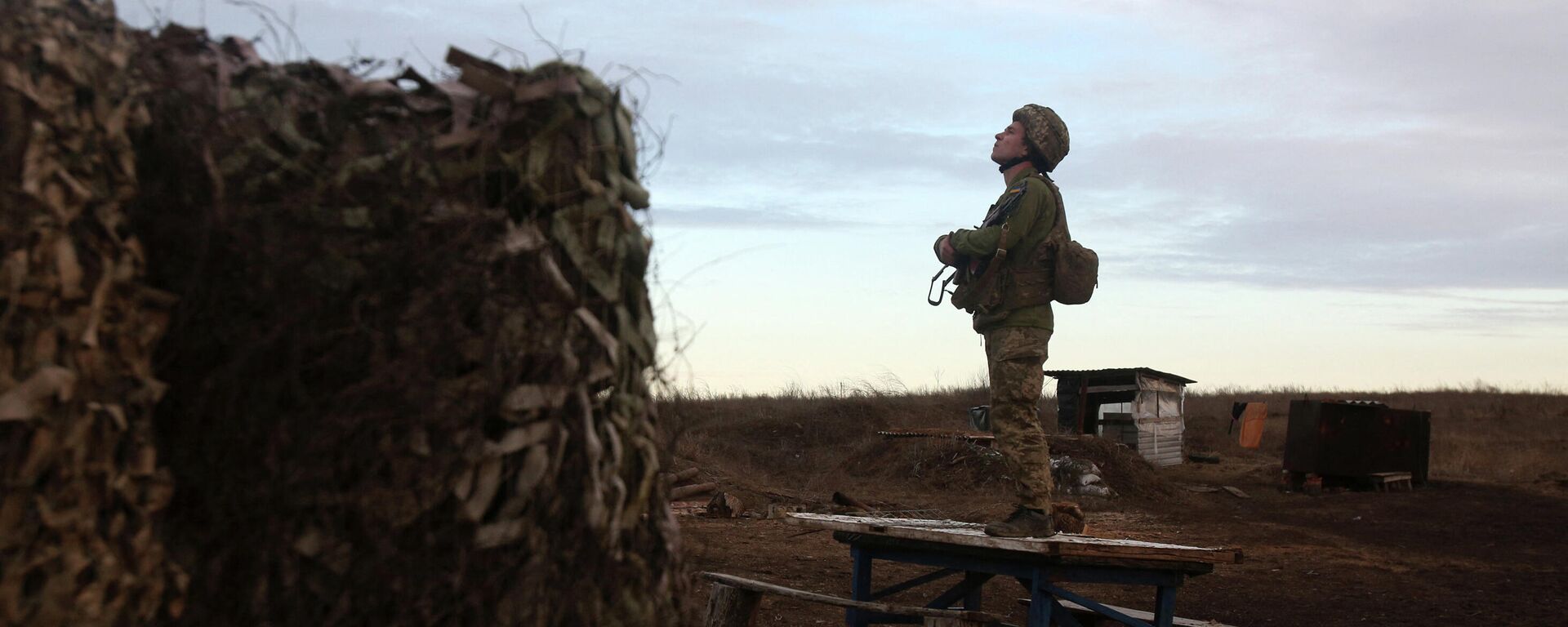 Военнослужащий Украины на линии фронта недалеко от Донецкой области - Sputnik Кыргызстан, 1920, 21.02.2022