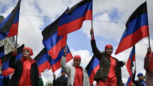 Люди с флагами на Дне республики в ДНР. Архивное фото - Sputnik Кыргызстан