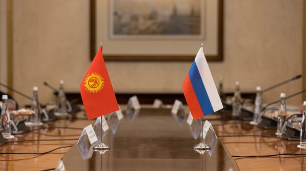 Флаги Кыргызстана и России. Архивное фото - Sputnik Кыргызстан