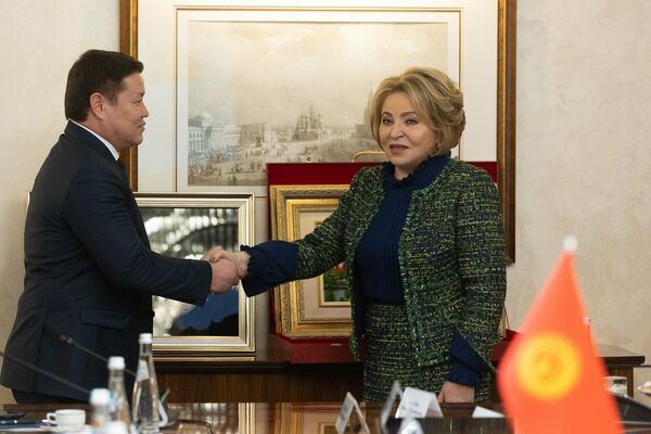 Матвиенко в выступлении напомнила, что в этом году будет отмечаться 30-летие установления дипломатических отношений между Россией и Кыргызстаном - Sputnik Кыргызстан