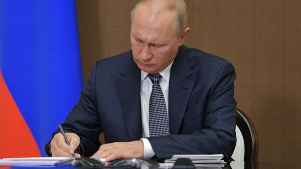 Президент России Владимир Путин во время подписи документов. Архивное фото - Sputnik Кыргызстан