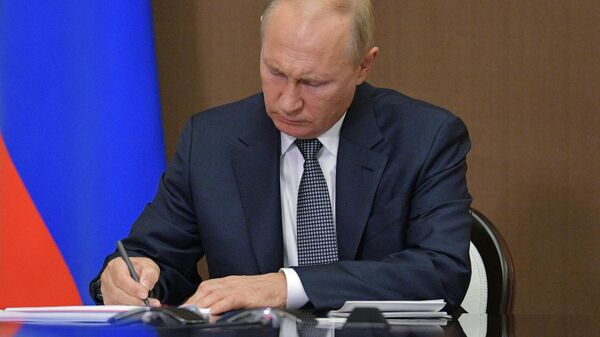 Президент России Владимир Путин во время подписи документов. Архивное фото - Sputnik Кыргызстан