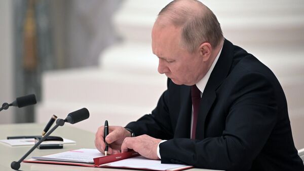 Президент РФ Владимир Путин во время подписания указов. Архивное фото - Sputnik Кыргызстан