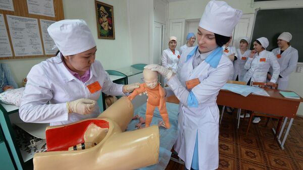 Медицина факультетинин студенттери сабак учурунда. Архив - Sputnik Кыргызстан