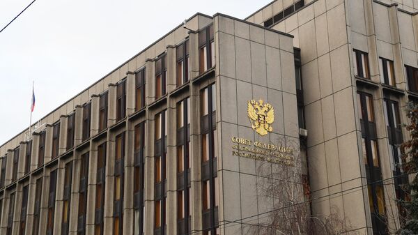 Герб и вывеска на здании Совета Федерации РФ. Архивное фото - Sputnik Кыргызстан