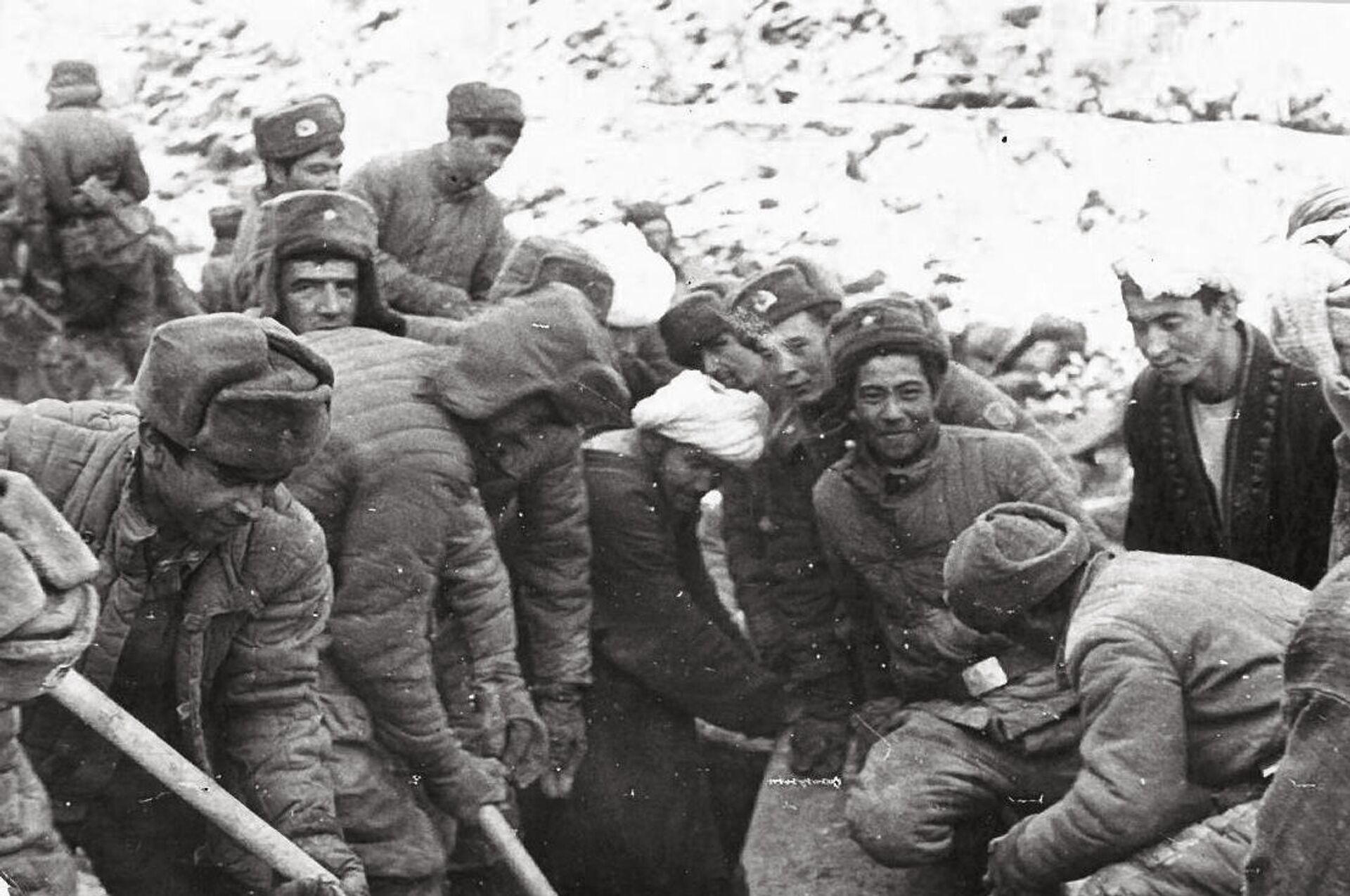 Бойцы 860-го мотострелкового полка - Sputnik Кыргызстан, 1920, 23.02.2022