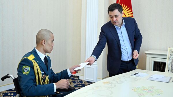 Президент КР Садыр Жапаров встретился с военнослужащими 23 февраля - Sputnik Кыргызстан