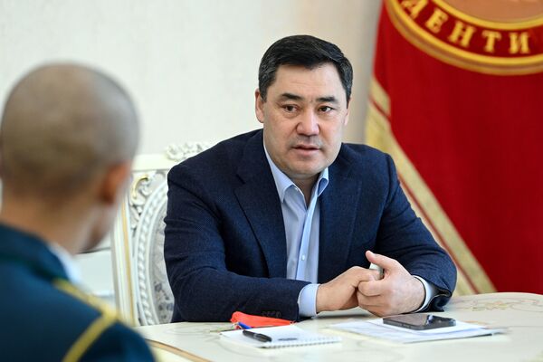 Жапаров пожелал пограничнику скорейшего выздоровления, а также выразил ему глубокую благодарность за храбрость и мужество при охране и защите государственной границы Кыргызстана - Sputnik Кыргызстан