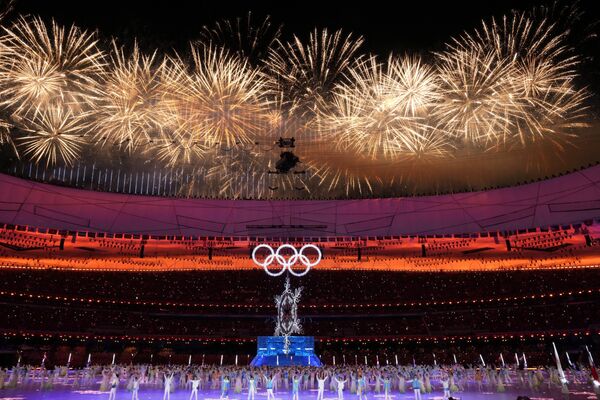 Пекинде өткөн XXIV Кышкы Олимпиада оюндарынын жабылыш салтанатындагы фейерверк   - Sputnik Кыргызстан