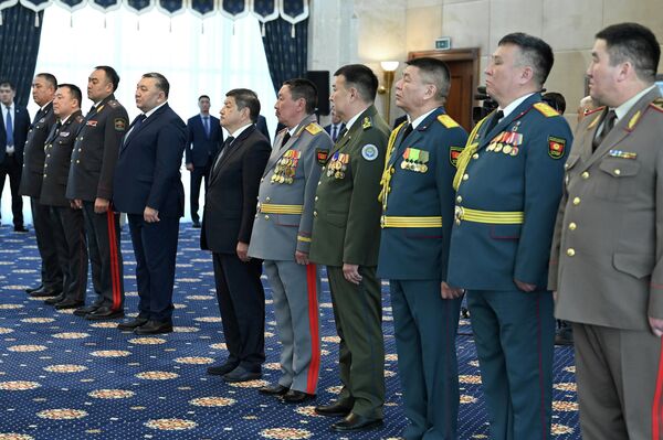 Он поздравил всех с Днем защитника Отечества и отметил важность проводимой работы в вопросах обеспечения безопасности страны - Sputnik Кыргызстан