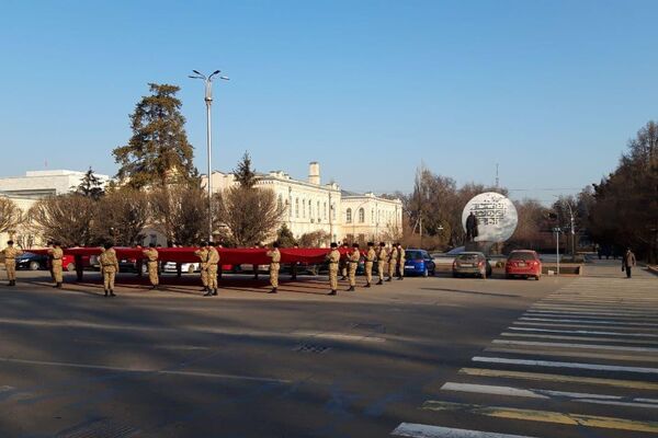 Движение по проспекту Чуй ограничено с 9:00 , так как на площади проходит репетиция к Дню флага КР, который отмечается 3 марта - Sputnik Кыргызстан