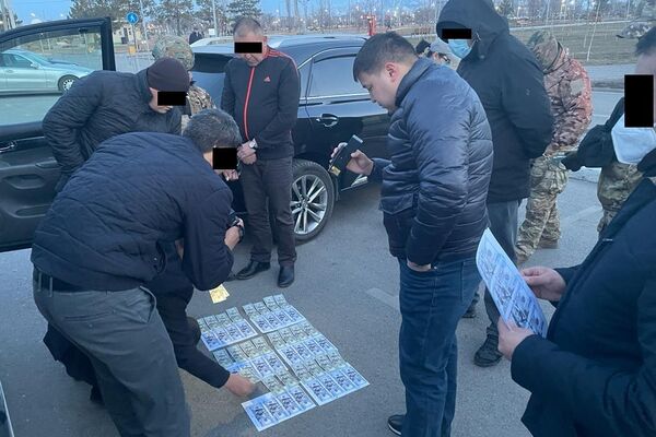 В Бишкеке задержали двух сотрудников Главного управления по борьбе с организованной преступностью МВД - Sputnik Кыргызстан