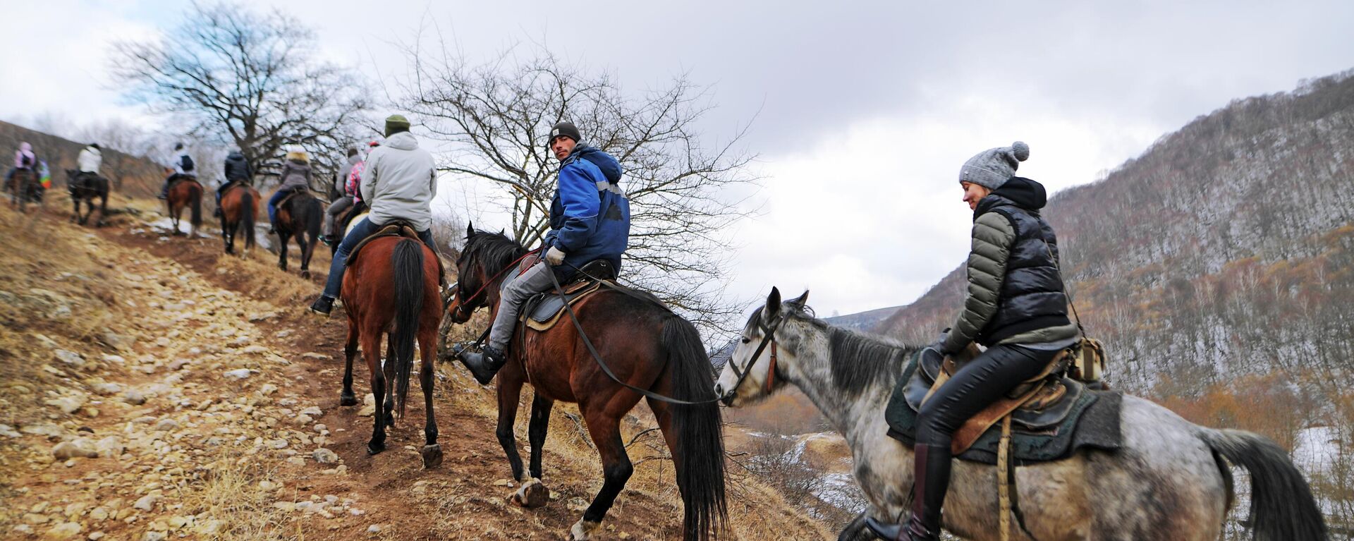 Группа туристов на лошадях во время конного проката. Архивное фото - Sputnik Кыргызстан, 1920, 24.02.2022