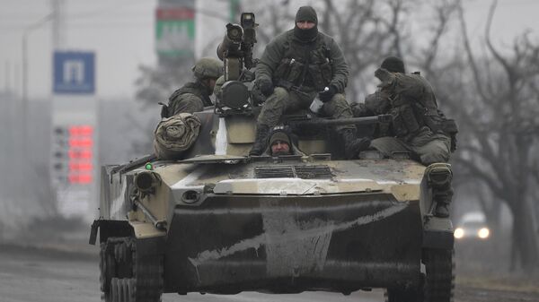 Военнослужащие ВС РФ на боевой машине десанта в Армянске - Sputnik Кыргызстан