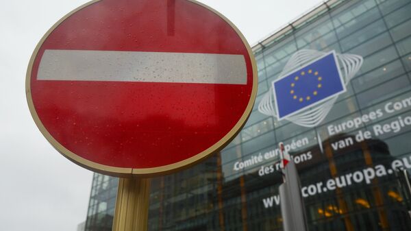 Брюсселдеги Европарламенттин штаб-квартирасы алдында “Кирүүгө болбойт” деген белги. Архив - Sputnik Кыргызстан