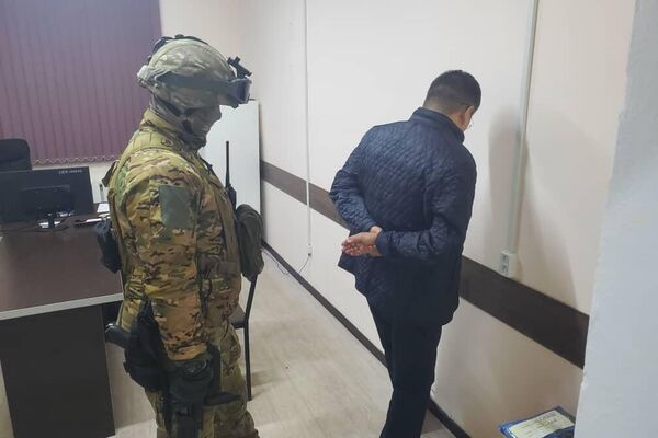 Спецназ и сотрудники ГКНБ задержали следователя УВД Ленинского района Бишкека - Sputnik Кыргызстан