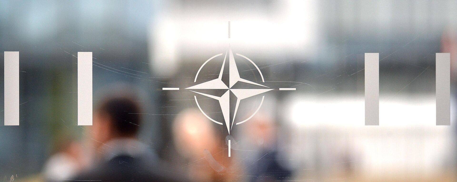 Эмблема НАТО в Брюсселе. Архивное фото - Sputnik Кыргызстан, 1920, 26.02.2022