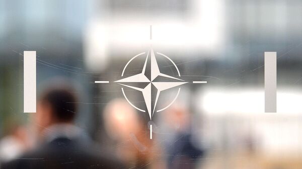 Эмблема НАТО в Брюсселе. Архивное фото - Sputnik Кыргызстан