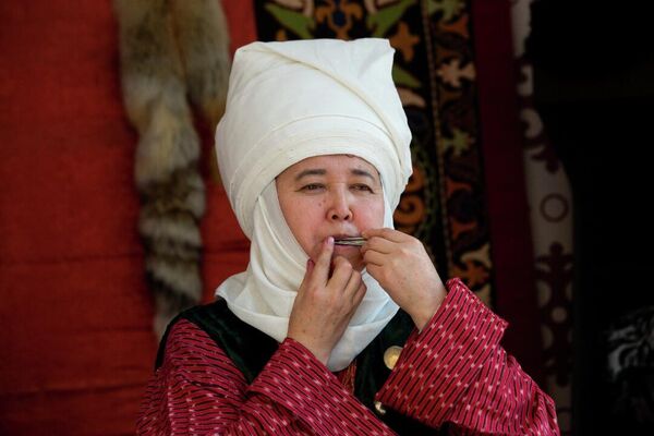 Ремесленники показывают мастер-классы по изготовлению войлочных изделий. - Sputnik Кыргызстан