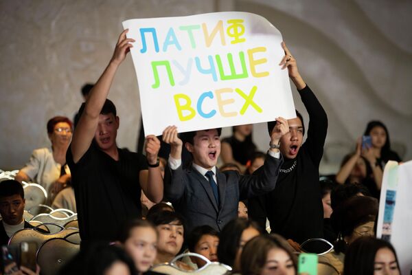 Группа поддержки на конкурсе &quot;Мисс Бишкек — 2022&quot; - Sputnik Кыргызстан