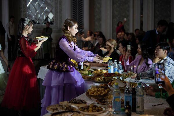 Участница конкурса &quot;Мисс Бишкек — 2022&quot; угощает блюдом в одном из ресторанов Бишкека - Sputnik Кыргызстан