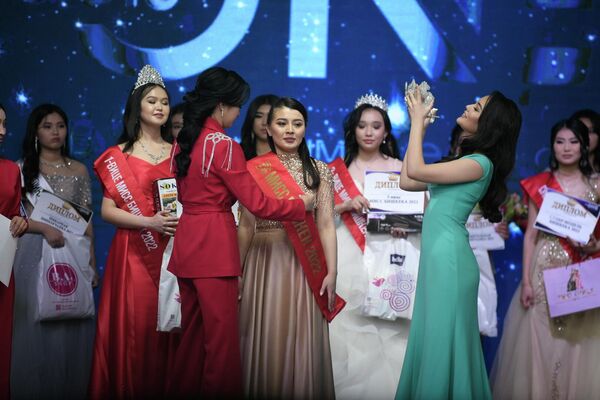 Победительнице &quot;Мисс Бишкек — 2022&quot; Бегайым Баевой надевают корону - Sputnik Кыргызстан