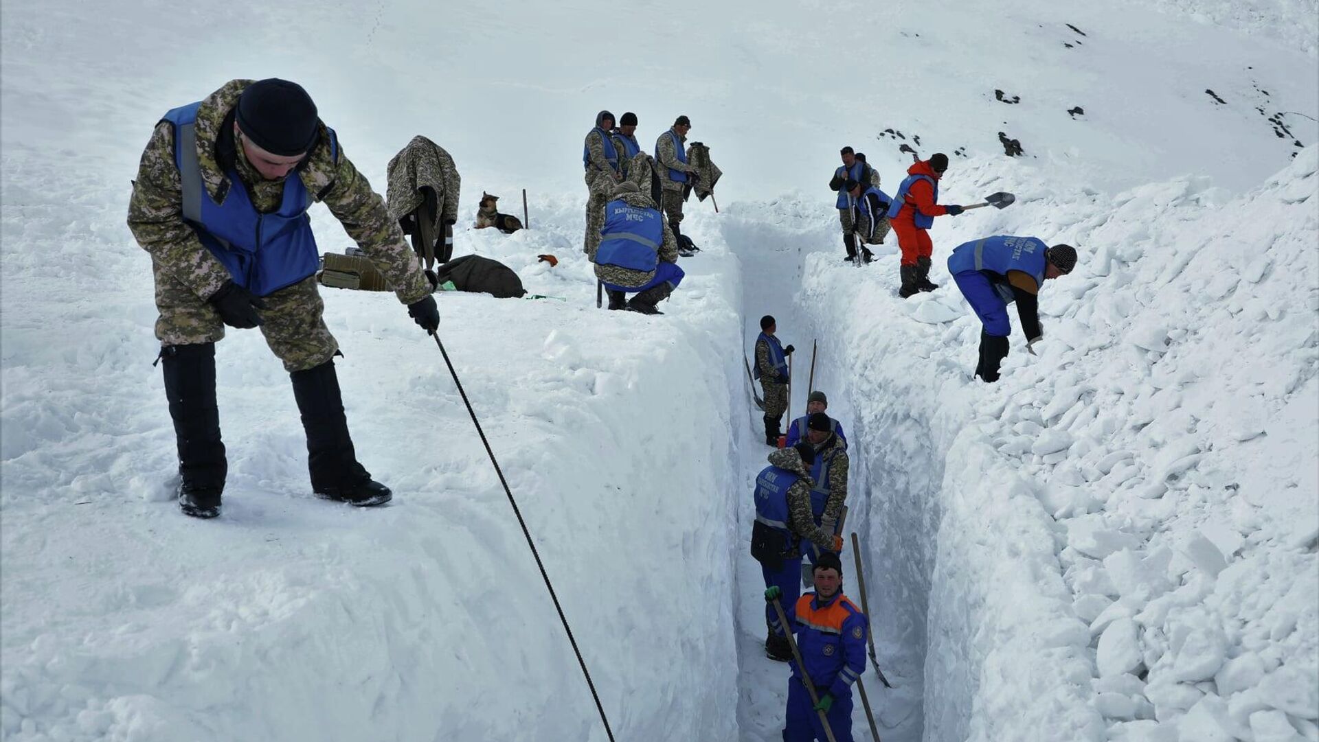 Поиски пропавших без вести после схода лавины на трассе север-Юг - Sputnik Кыргызстан, 1920, 26.02.2022