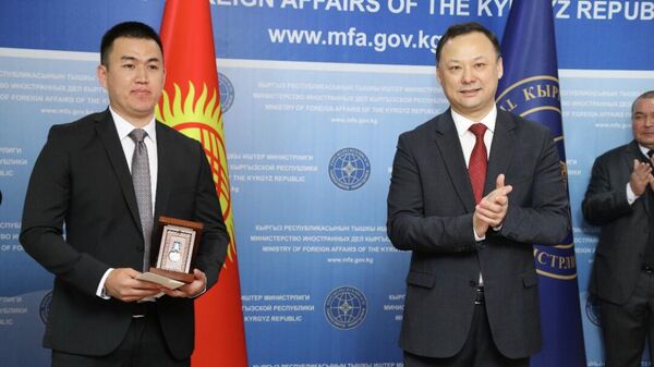 Вручение медали Эрдик сотруднику Посольства КР в Афганистане Нурлану Орузбаеву - Sputnik Кыргызстан