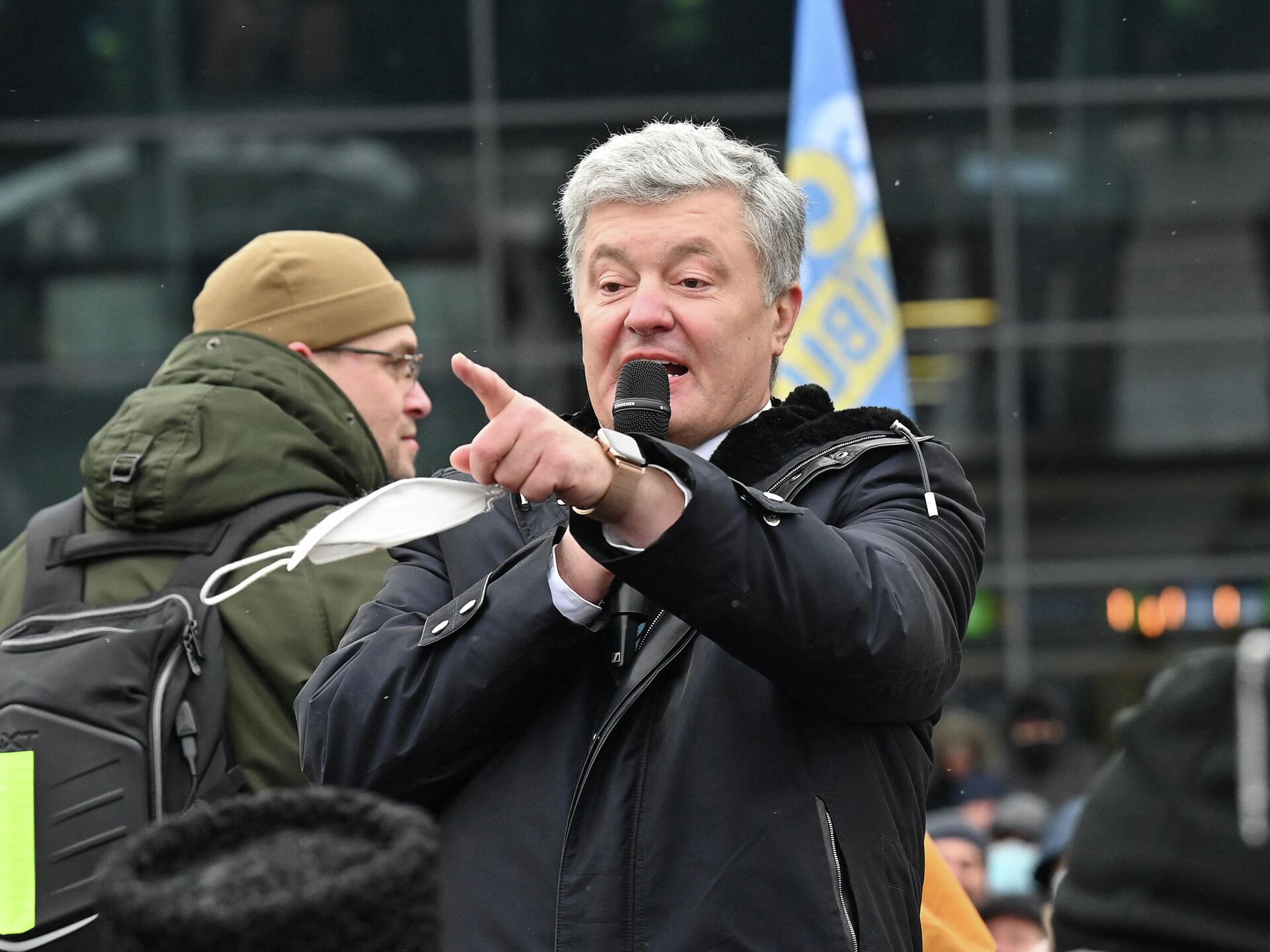 У охранника Порошенко выпал магазин из автомата в прямом эфире -  27.02.2022, Sputnik Кыргызстан