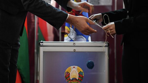 Члены ЦИК опечатывают урну для голосования в Минске - Sputnik Кыргызстан