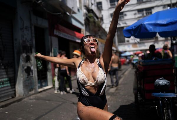 Девушка участвует в неофициальном карнавале в Рио-де-Жанейро (Бразилия) - Sputnik Кыргызстан