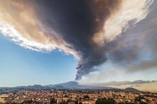 Извержения вулкана Этна на итальянском острове Сицилия. Пепел и клубы дыма поднялись на высоту 12 километров. - Sputnik Кыргызстан