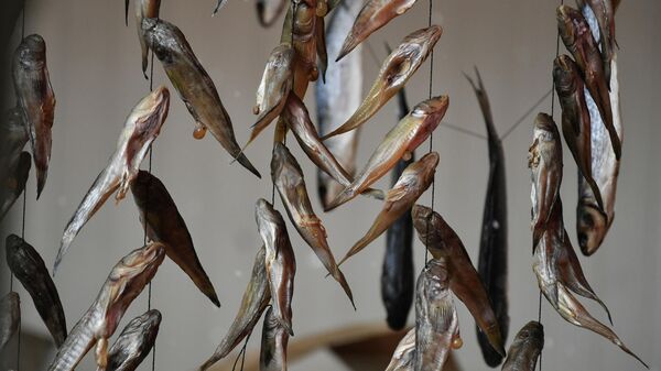 Сушеная рыба на рынке. Архивное фото - Sputnik Кыргызстан