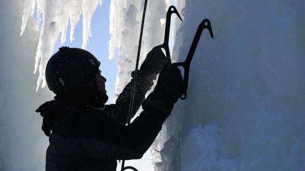 Ледовая тренировка альпиниста. Архивное фото - Sputnik Кыргызстан