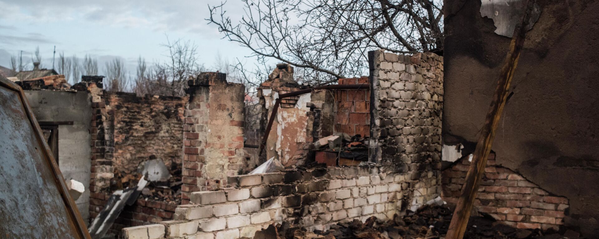 Разрушенный дом в Киевском районе Донецка. Архивное фото - Sputnik Кыргызстан, 1920, 28.02.2022