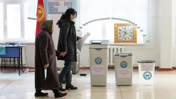 Эл Бишкектеги парламенттик шайлоодо. Архив - Sputnik Кыргызстан