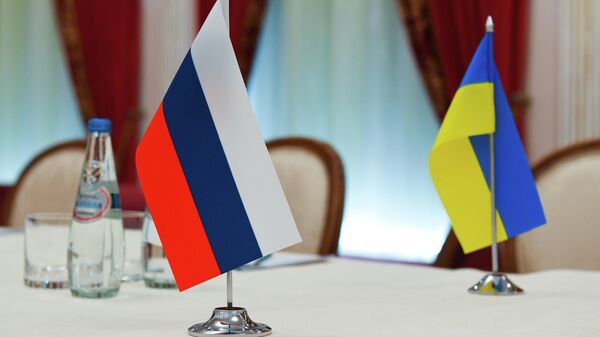 Флаги России и Украины в зале, где пройдут переговоры - Sputnik Кыргызстан