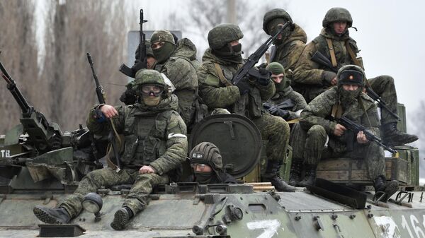 Российские военнослужащие в колонне военной техники возле границы с Украиной - Sputnik Кыргызстан