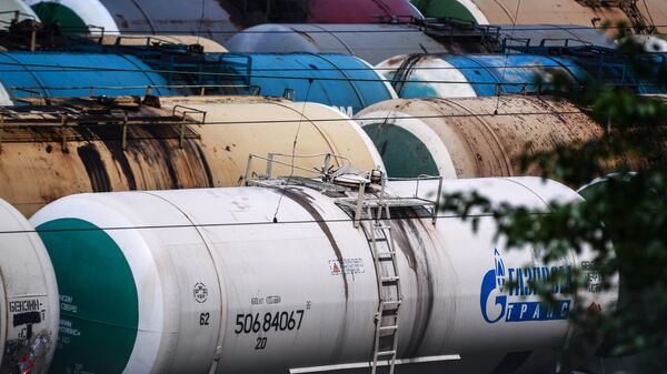 Железнодорожные вагоны-цистерны для перевозки нефти и топлива на железнодорожной станции. Архивное фото - Sputnik Кыргызстан