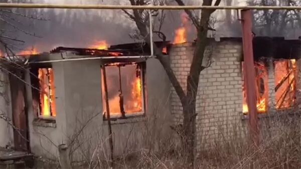 Жилые кварталы Донецка подвергаются обстрелу — кадры с места разрушений - Sputnik Кыргызстан
